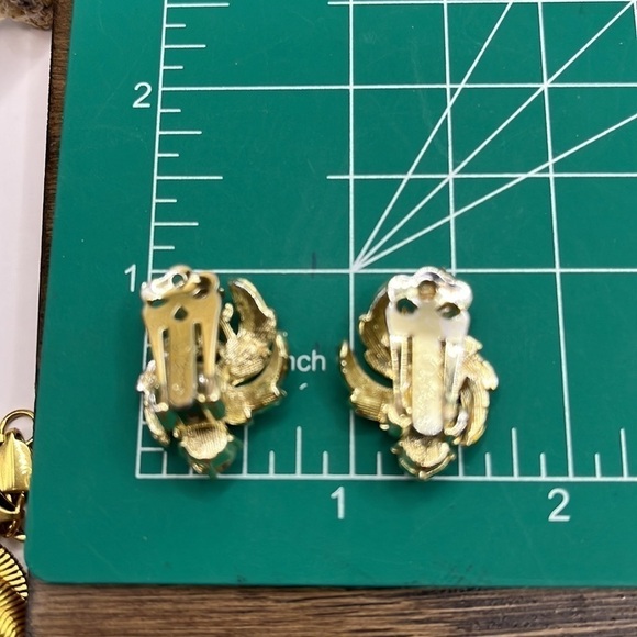 Vintage Coro clip on earrings, clear glass stones, gold tone Leaf style Earrings - Picture 9 of 9